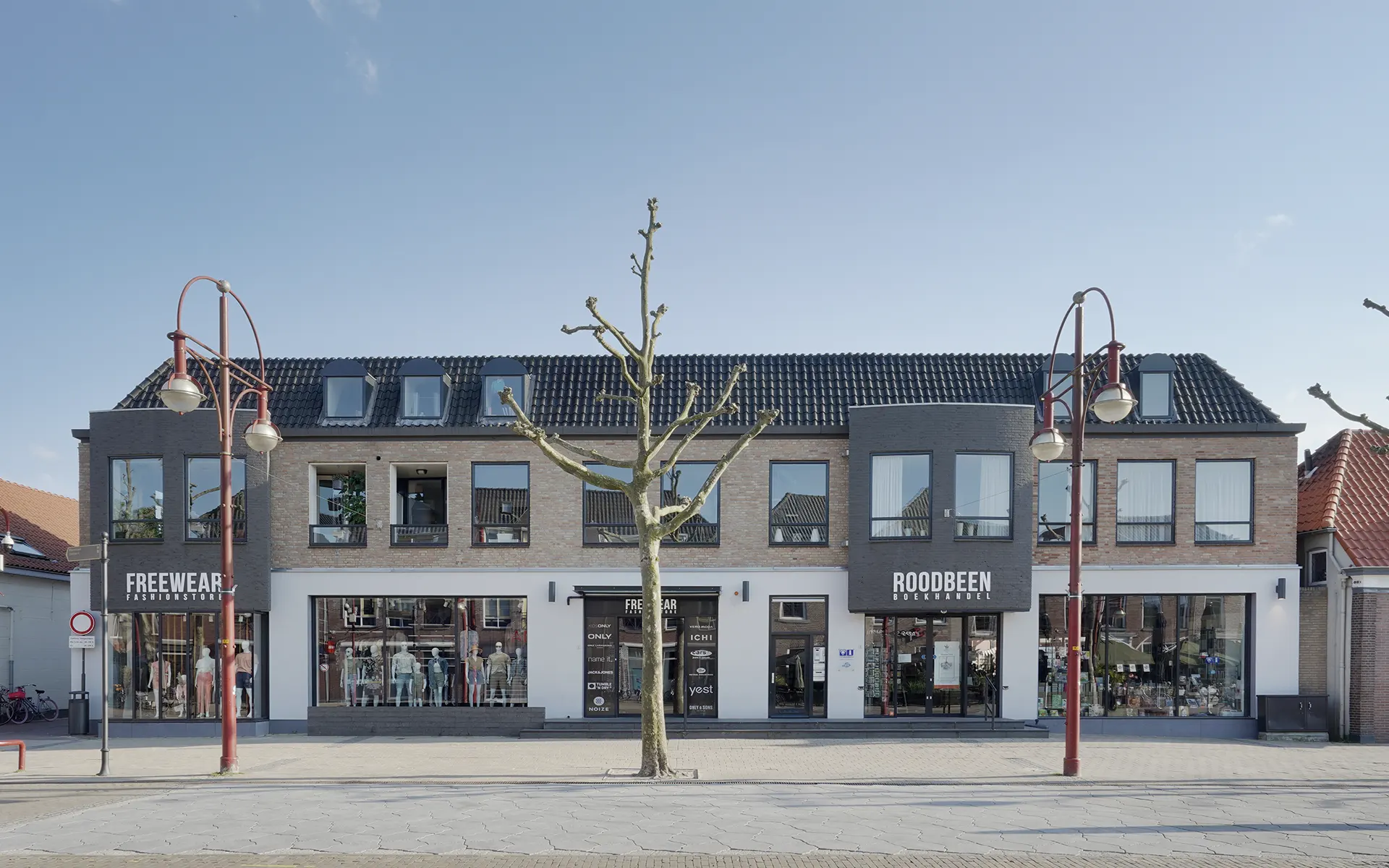 Verbouw van bestaande bank naar winkels in Alkmaar